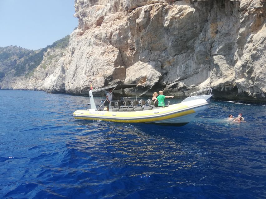 Mallorca : Blue Cave Boat Tour with Snorkeling - Guides aboard: Spanish and English, with a sense of humor