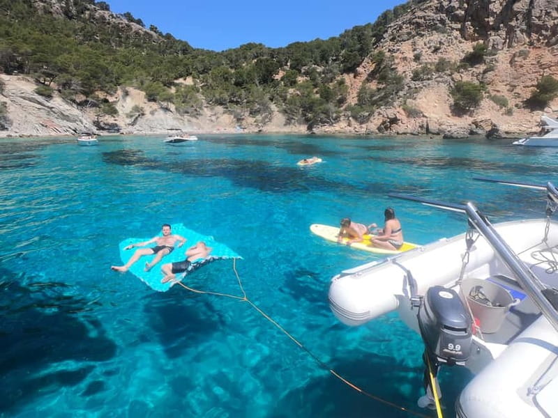Mallorca: Catamaran Boat Tour with Tapas - Tapas onboard: why the food feels like part of the day