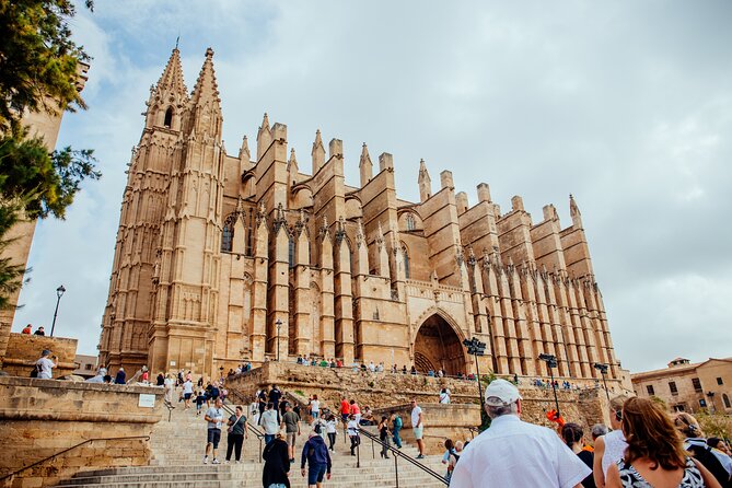 Mallorca Old Town Walking Tour with Cathedral Skip The Line Tour - El Hondero (The Swinger) and Jaume Mir: art you might miss alone