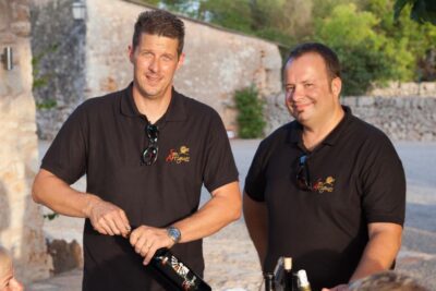 Mallorca: Private Wine Tour with Tasting and Picnic - Entering the vineyard: the walk that sets the tone