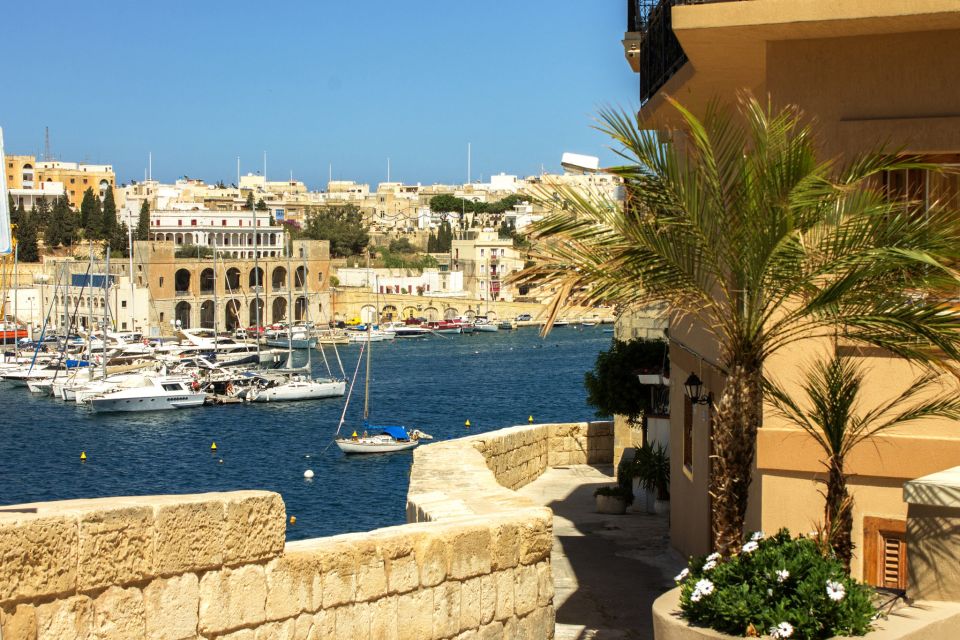 Malta: Vintage Bus Ride through the Three Cities - Photo stops and the practical reality of bus seating
