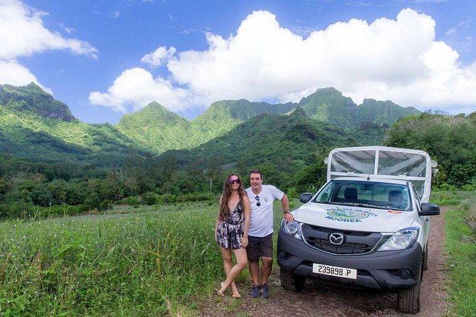 Moorea Cruise Ships: 4x4, Belvedere, Pineapple, & Magic Mountain - ‘Opunohu Bay and pineapple fields in the caldera valley