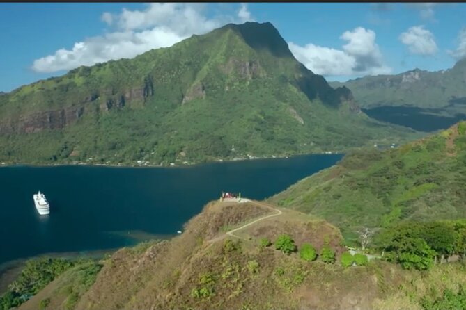 Moorea Cruise Ships: 4x4, Belvedere,Magic Mountain pineaple - Magic Mountain and elevated lookouts: the “wow” factor with context