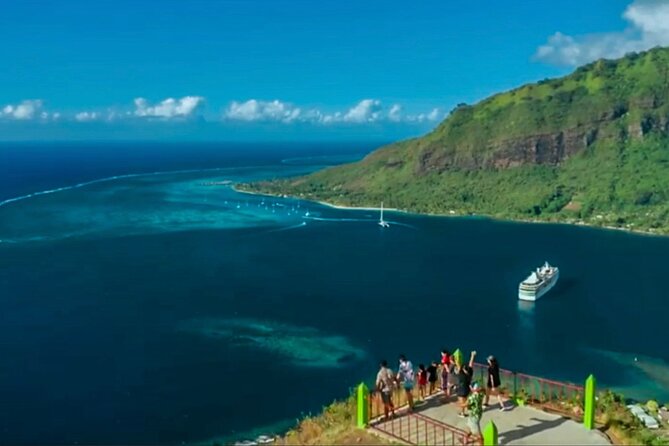 Moorea Cruise Ships: 4x4, Belvedere,Magic Mountain pineaple - Rivers, eel feeding, and volcano crater: nature with a story