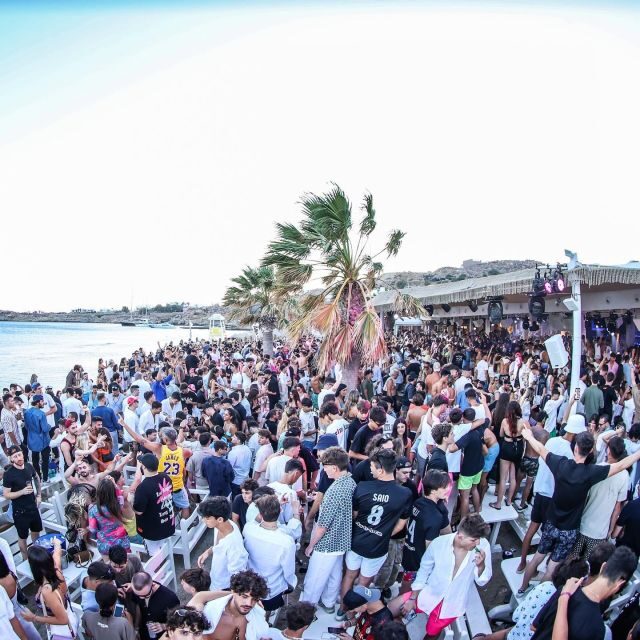 Mykonos: Best Beach Clubs Crawl Day Party - Paradise Beach Clubs: Drinks, Swimming, and a Familiar Mykonos Party Rhythm
