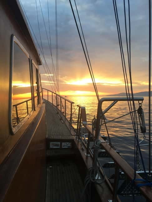 Mykonos: Sunset Boat Cruise with Light Dinner & Drinks - Timing the Sunset: Why Departure Changes and How to Get the Best Views