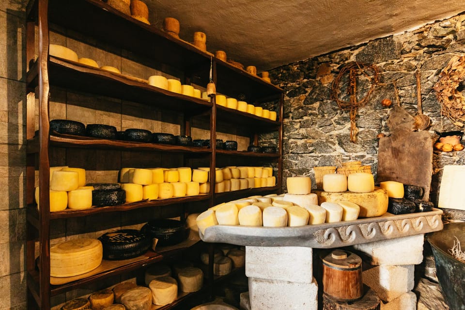 Naxos: Naxos Town Food Tour with Tastings and Wine - Hurmas-style wine lounge stop: start with generous pours