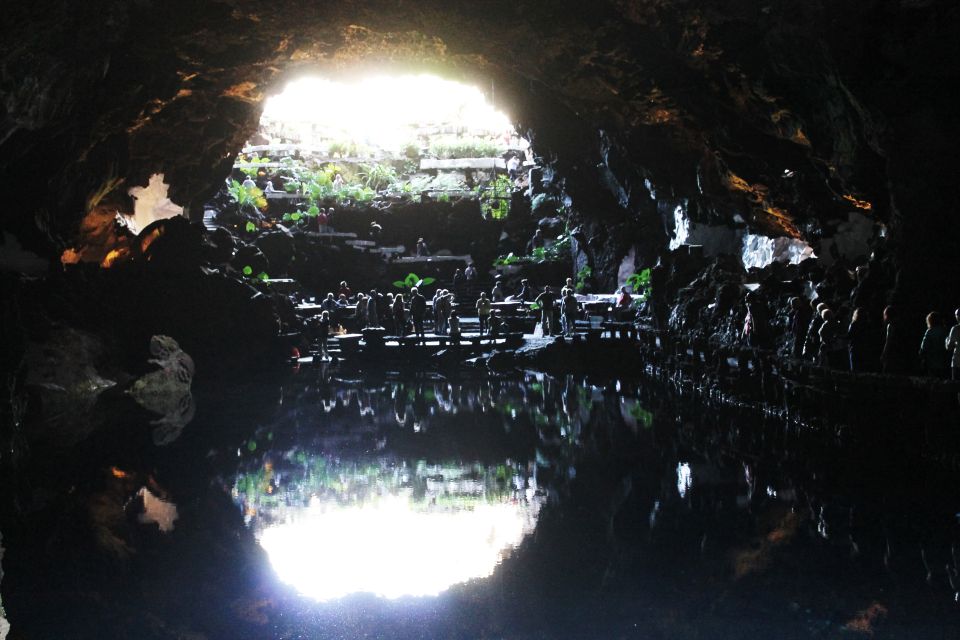North Lanzarote: Cave, Jameos del Agua, and Viewpoint - Cueva de los Verdes: colorful volcanic galleries without the hassle