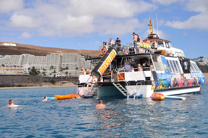 Odyssee 3: The Glass Bottom Boat Tour in Fuerteventura - Crew energy and the onboard show: when the captain matters