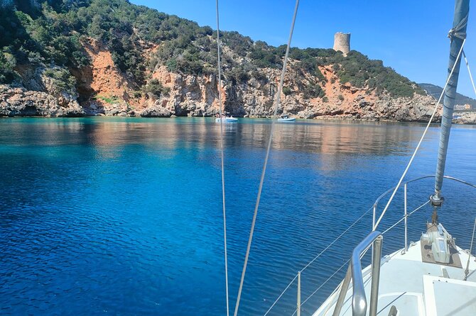 One day excursion on a sailing boat in the Gulf of Alghero - What’s included on board (and what you’ll want to bring)