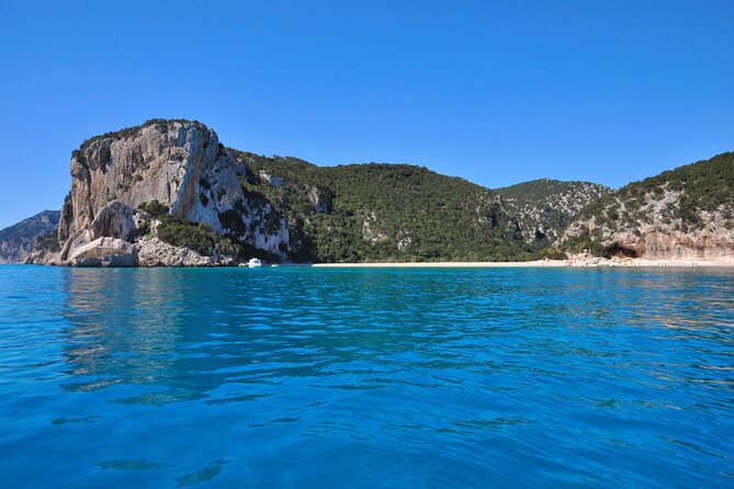 One day tour in rubber dinghy in the Gulf of Orosei with Skipper - Stop by stop: how each cove fits the day