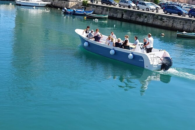 Ortigia Island and Sea Caves Boat Tour with Prosecco - Entering the Sea Caves: The Best “Moving Attraction”