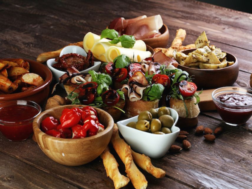 Palma: Culinary Tapas Tour of the Old Town - The Palma Cathedral start: landmark first, appetite second