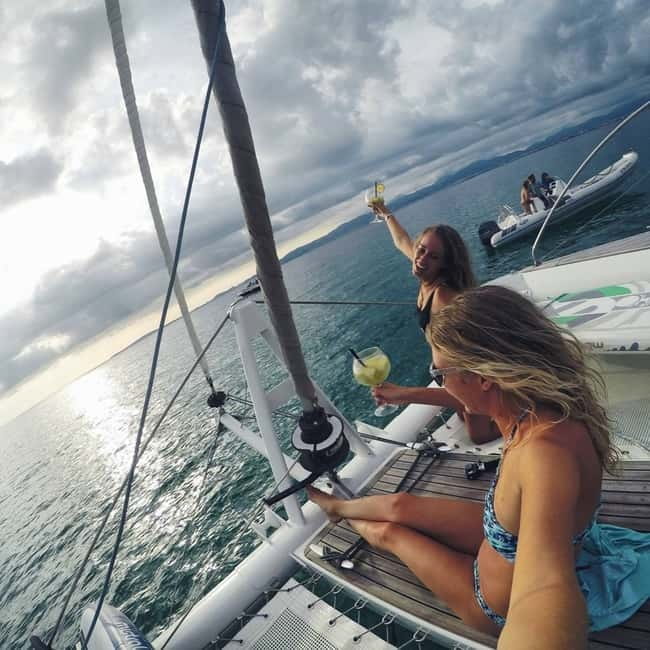 Palma de Mallorca: Deluxe Catamaran Sailing Tour with Meal - Oasis Catamaran at Palma: What makes it feel “deluxe” in real life