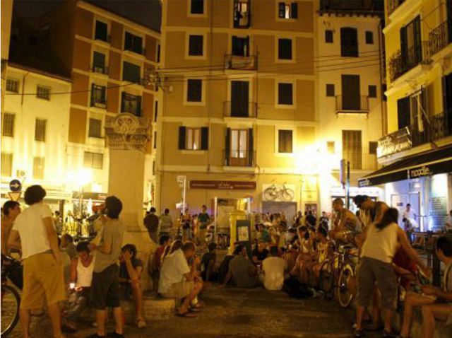 Palma de Mallorca: Old Town Atmospheric Evening Tour - La Llotja, Consolat del Mar, and the Port City Mindset