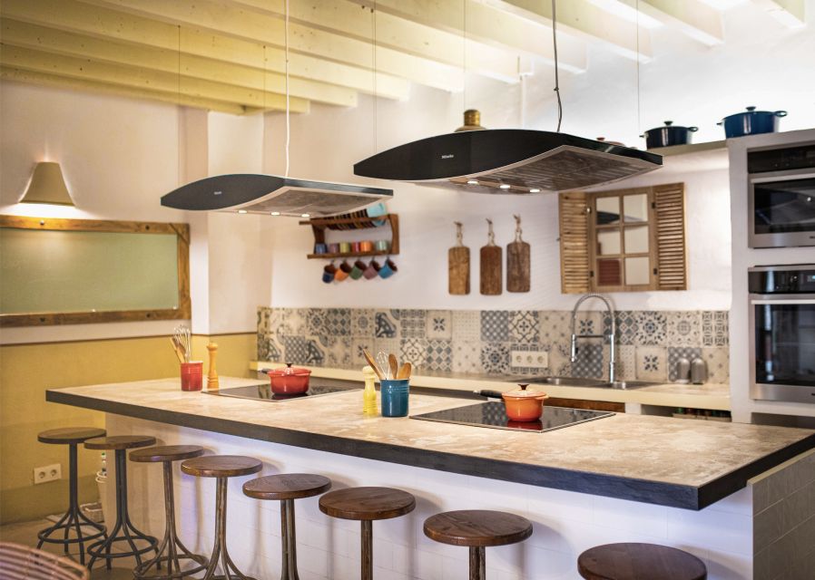 Palma de Mallorca: Spanish Cooking Experience - Paella practice in a real kitchen setup