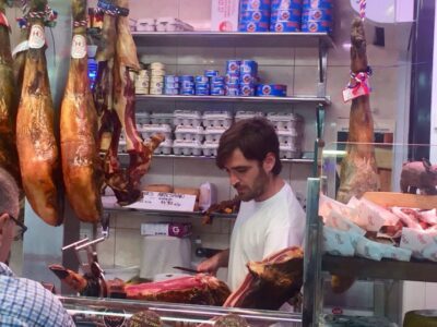 Palma: Walking Tour with Mediterranean Delicacies - Getting your bearings: Lennox The Pub to Parc de la Mar