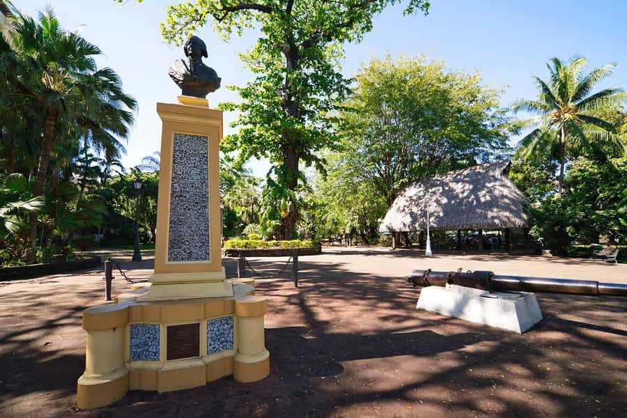 Papeete : walking tour - Assembly of French Polynesia (and the Jacques Chirac Place swap)