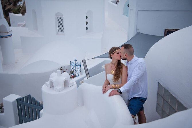 Photoshoot in Santorini Oia - How Shaqa directs you: calm posing, angles, and avoiding crowd pressure