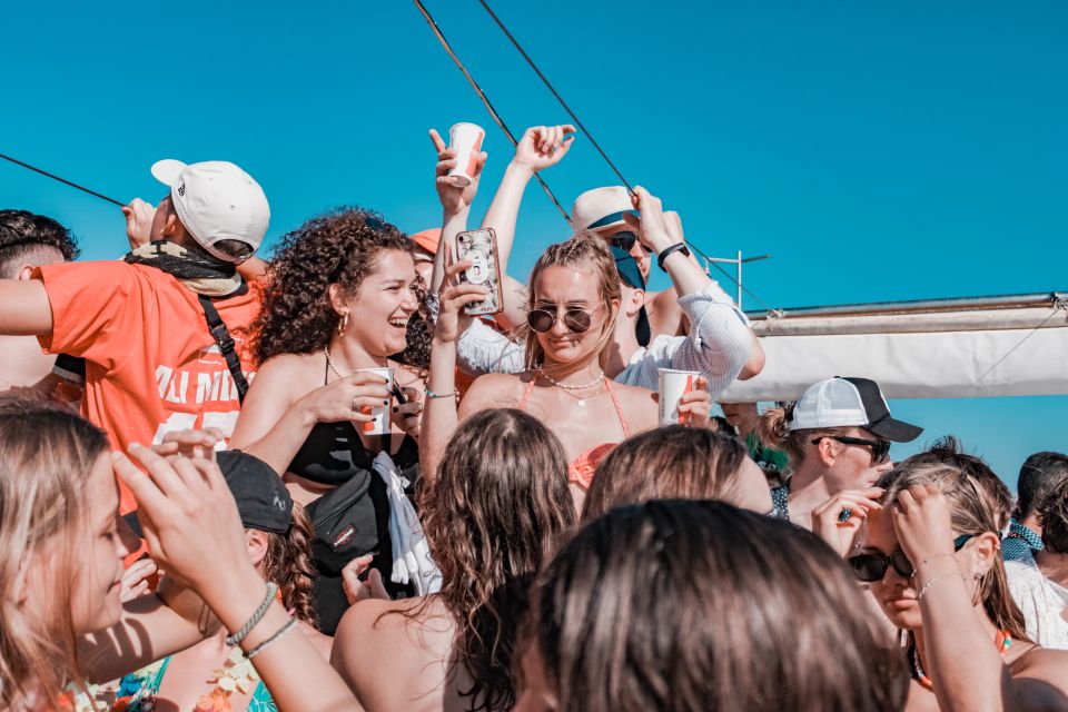 Playa de Palma: Boat Party with DJ, Buffet and Entertainment - The 3-hour cruise: DJ energy, dancing, and buying drinks