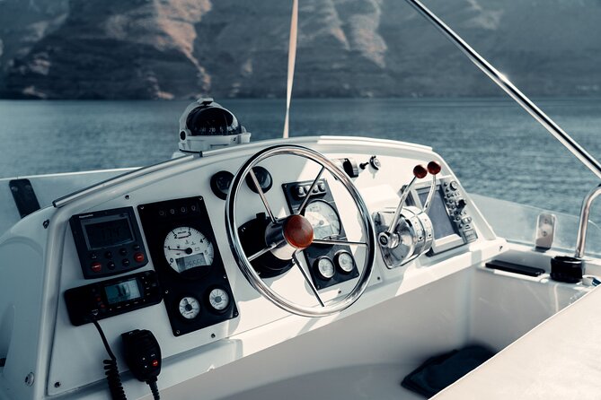 Private Caldera Cruise with Power Catamaran ENJOY incl. Meal & Drinks - Flexibility on the caldera: hot springs, Thirasia, or your own plan