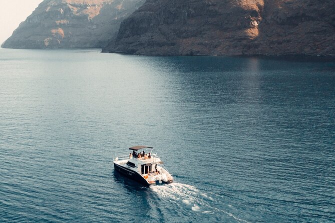Private Caldera Cruise with Power Catamaran ENJOY incl. Meal & Drinks - Snorkeling gear and SUP: making the sea time active