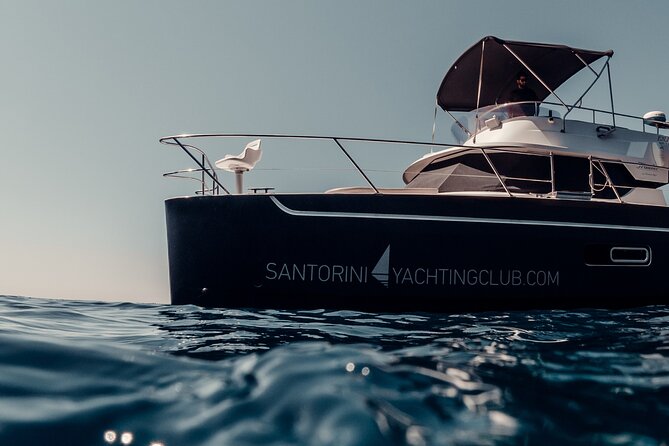 Private Caldera Cruise with Power Catamaran ENJOY incl. Meal & Drinks - Onboard Greek BBQ and an open bar: how the meal part works in real life
