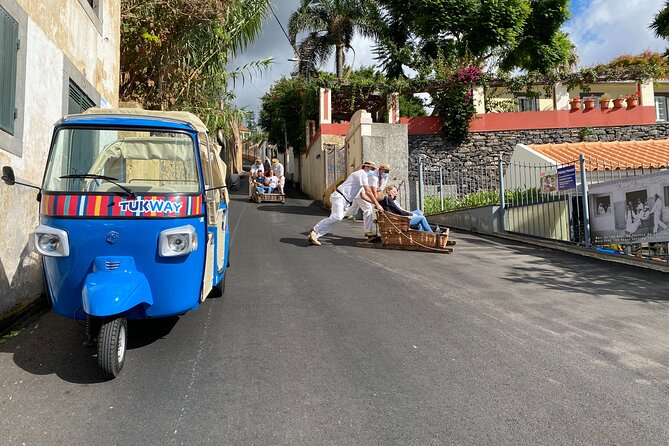Private Express Tuk Tuk Tour Funchal Old Town & Toboggans - Stop: Associação dos Carreiros do Monte and the toboggan setup