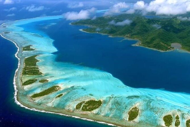 Private flight, in a light plane over the Polynesian motus from Raiatea - Why this Raiatea flight feels like a front-row seat