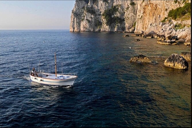 Private tour in a typical Capri boat - Villa Malaparte: seeing the famous house the right way