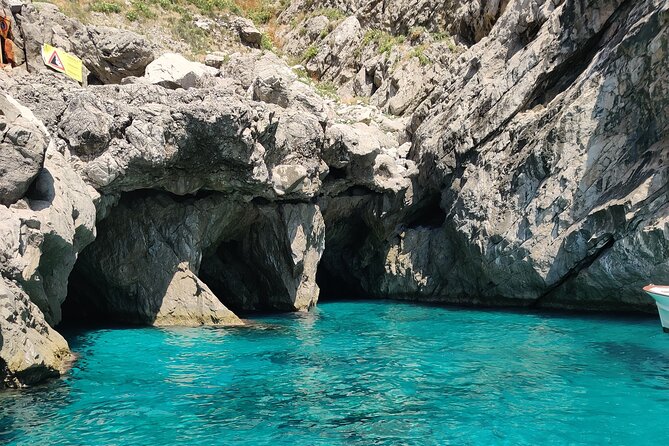 Private tour in a typical Capri boat - Faraglioni and the Arc of Love: where Capri turns into a postcard