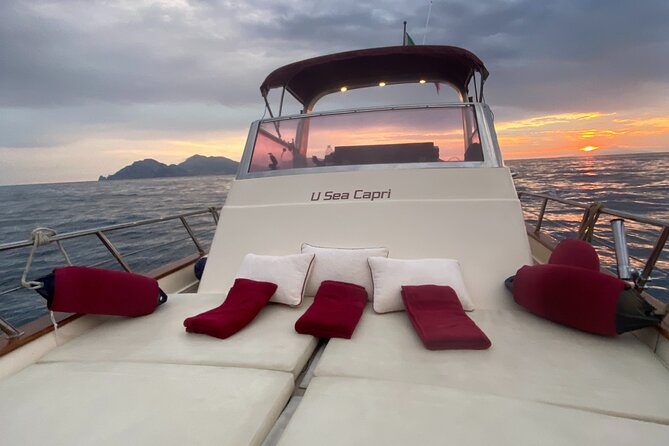 Private Tour of the Island of Capri by Boat and Visit to the Caves - White Grotta: the light-and-rock trick that makes sea color bounce
