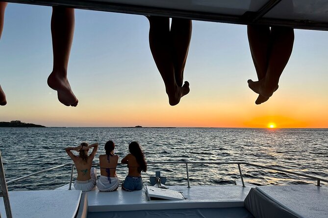 PUBLIC Pacific Lounge Catamaran - Tamarindo SUNSET experience - Boarding at 75W4+WJ6: Getting on the Right Catamaran