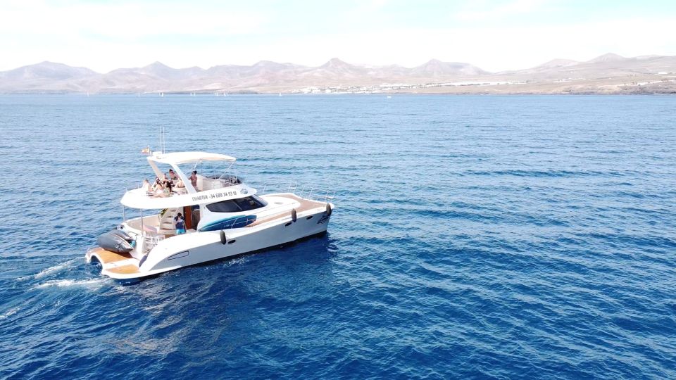 Puerto del Carmen: Catamaran Trip with Water Sports - Crew energy: small details that make the difference