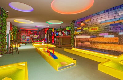 Puerto del Carmen: Indoor 18 hole Crazy Mini Golf Experience - Finding La Peñita and the climb to the 1st floor entrance