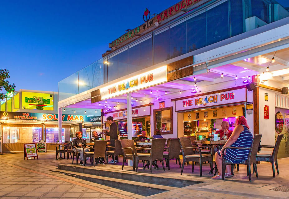 Puerto del Carmen: Indoor 18 hole Crazy Mini Golf Experience - Staff help that makes it easier for kids and beginners