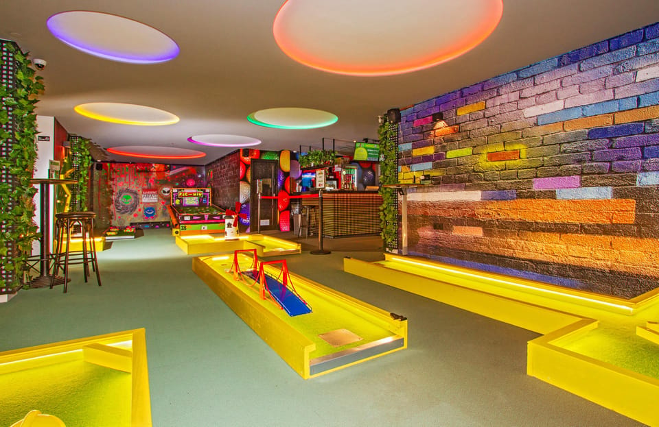 Puerto del Carmen: Indoor 18 hole Crazy Mini Golf Experience - Finding La Peñita and the climb to the 1st floor entrance
