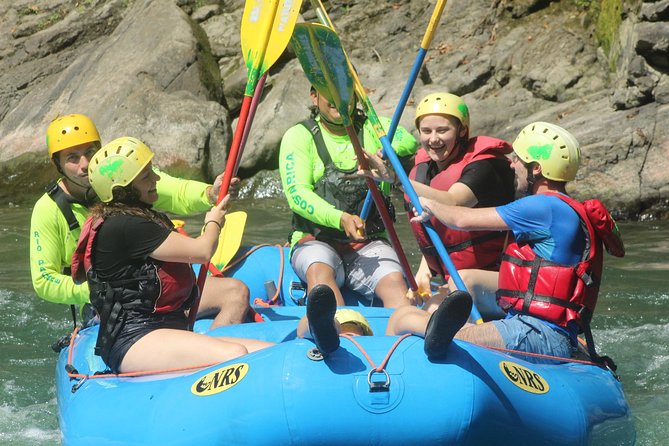 Rafting Pacuare Costa Rica - Lunch and fruit: the break that actually matters