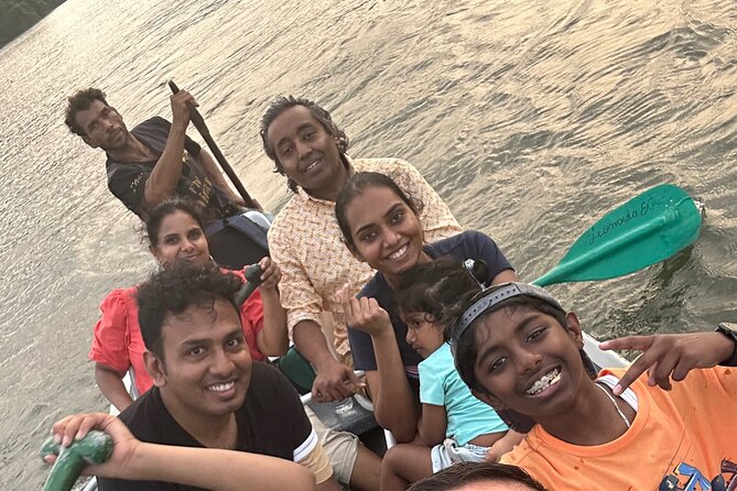 Relaxing Canoe Tour in Tortuguero - The guide factor: small-group attention and the Johnatan example