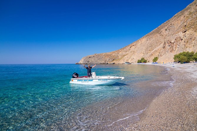 RENT A BOAT 5,5m - 30hp LICENSE FREE Chora Sfakion, Sfakia - Docking and beginner-friendly moments: what to do with the briefing