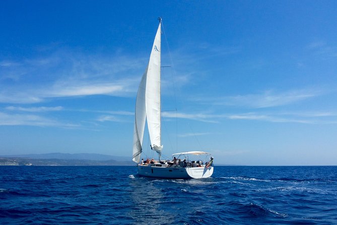Sailing day trip - The first water stop: snorkeling and swimming at the right time