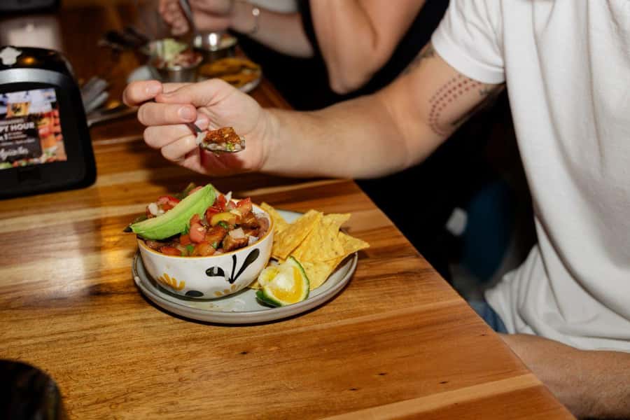 San José: Night Food and Culture Tour with Dinner - The night walk through streets: what to listen for while moving