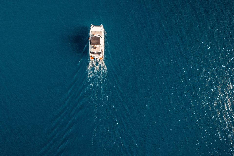 Santorini: Caldera Private Power Catamaran Cruise - Ammoudi Bay: your starting point for caldera views
