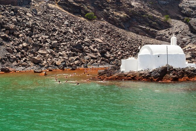 Santorini Classic Catamaran Cruise with BBQ, Drinks and Transfers - A Relaxed Hour in the Santorini/Nea Kameni Zone: Drinks While the BBQ Starts