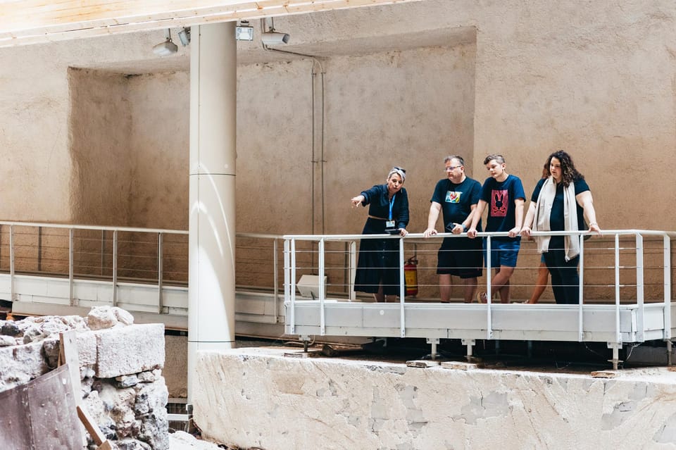 Santorini: Experience Akrotiri with a Licensed Tour Guide - Built for Function: Spotting the Drainage System
