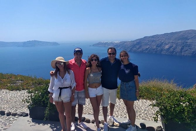 Santorini in 5 hours: Oia, Traditional Villages & Black Beach - Finikia and IKIES: a quieter photo stop with Oia in sight (15 minutes)