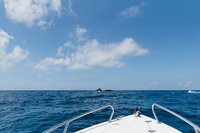 Santorini: License-Free Boat Rental with Ice, Water, & Fruit - Logistics and limits that can affect comfort