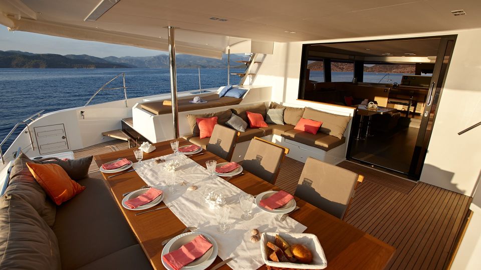 Santorini: Luxurious Catamaran Cruise with Meal & Open Bar - BBQ Lunch or Dinner and Unlimited Drinks: Why the Food Setup Matters