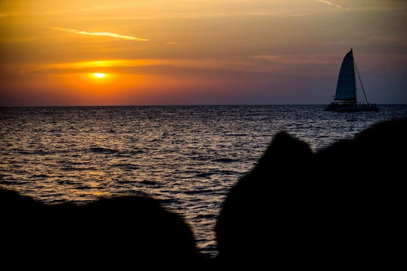Santorini: Private Catamaran Cruise with BBQ Meal and Drinks - White Beach, Red Beach, and boat-only coastline time