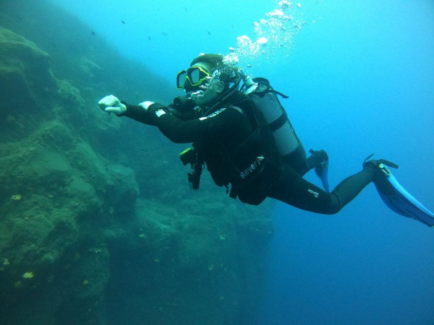 Santorini: Scuba Diving Experience in Caldera for Beginners - Gear up and learn the signals before you’re under